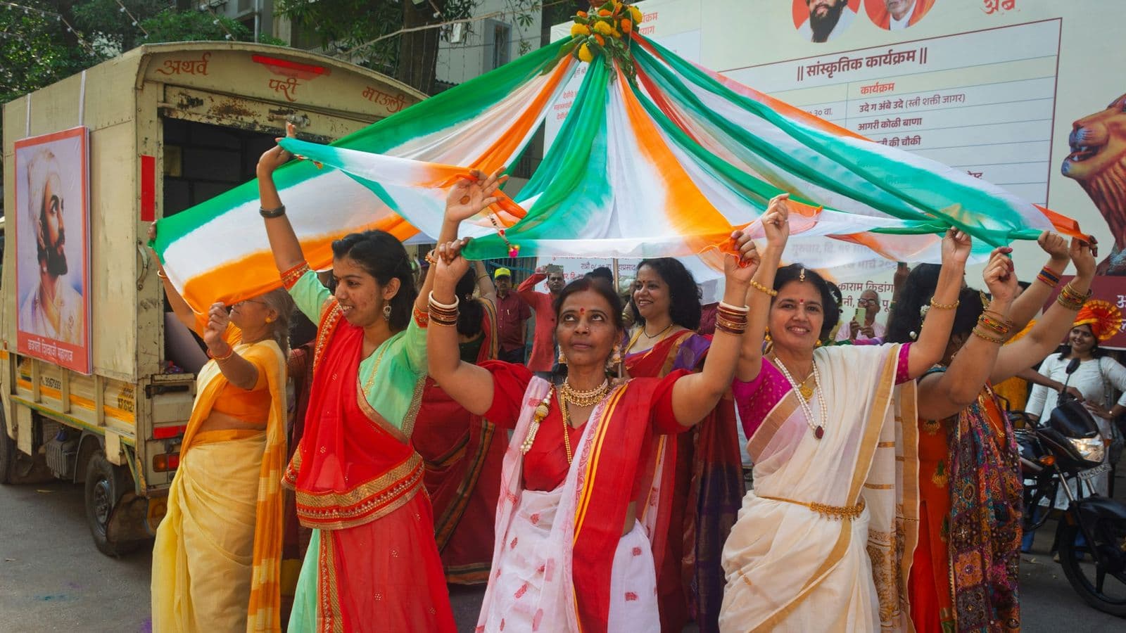 तिरंगी चादर थामे जुलूस में चलतीं साड़ी पहनी महिलाएं (प्रतीकात्मक चित्र)
